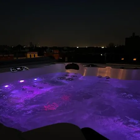 Stylish With Shared Rooftop Terrace/jacuzzi Apartment