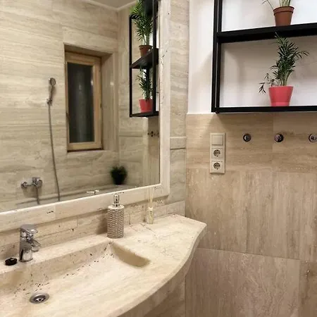 Apartment Stylish With Shared Rooftop Terrace/jacuzzi *