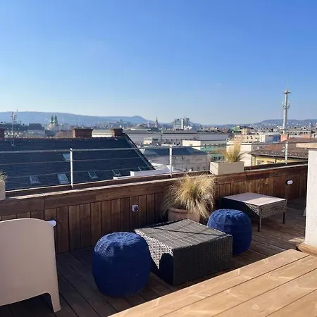 Apartment Stylish With Shared Rooftop Terrace/jacuzzi *