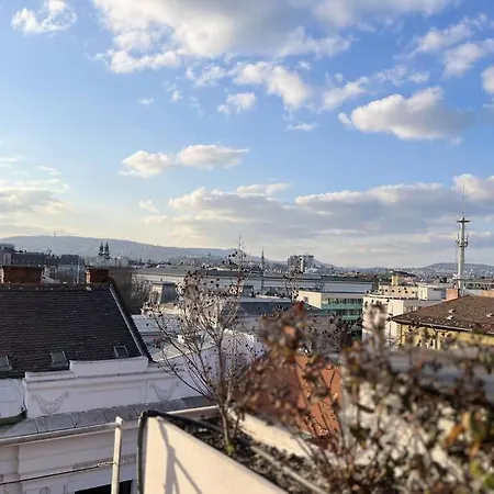 Stylish With Shared Rooftop Terrace/jacuzzi