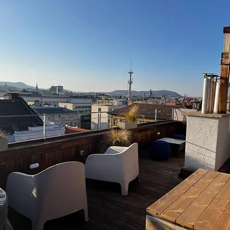 Apartment Stylish With Shared Rooftop Terrace/jacuzzi Budapest