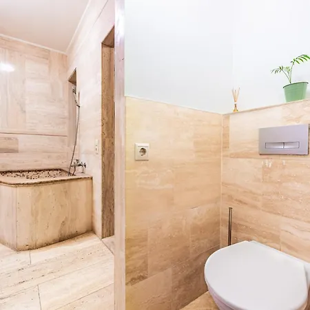 Stylish With Shared Rooftop Terrace Jacuzzi Mk2 Appartamento